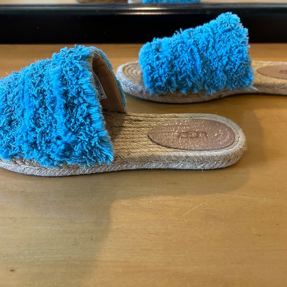 Ugg slippers size 7 - Picture 5 of 6